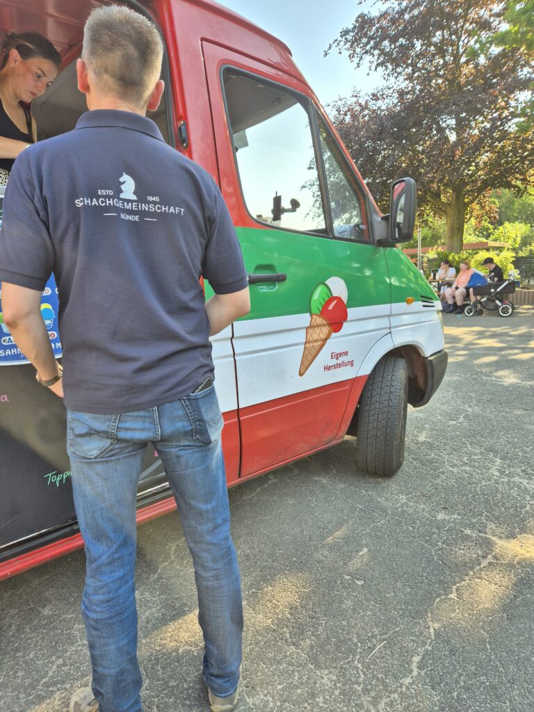 Versammlung mit Eis und Pizza
